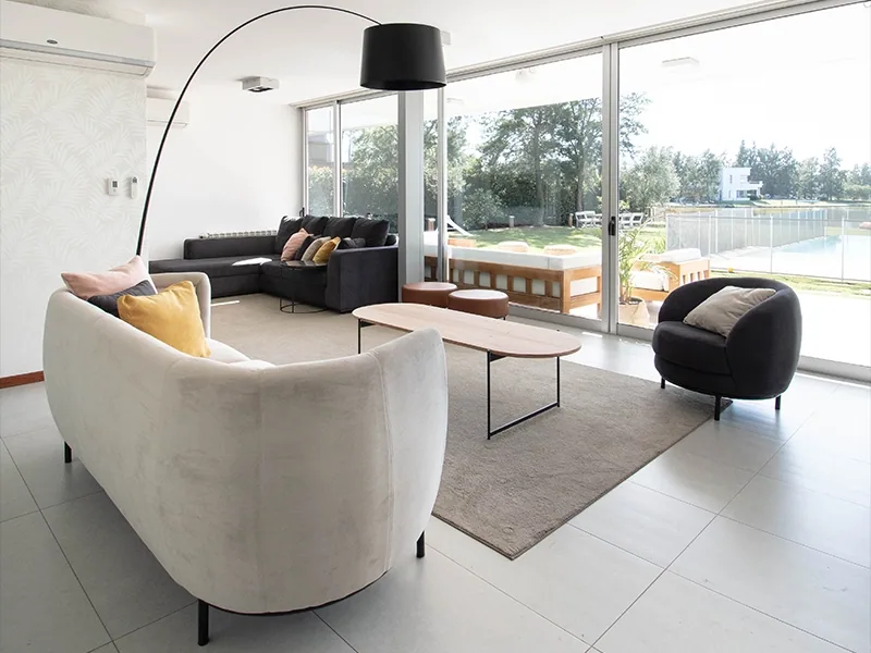 Una casa con vista al lago